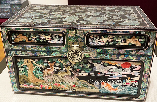 韓国の螺鈿漆器と日本の陶磁器