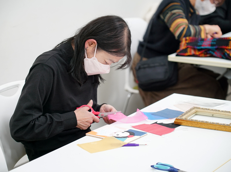 イベントの様子（韓服パッチワーク作り）