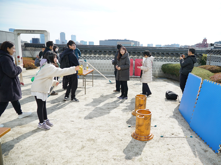 4階のハヌル庭園では韓国の伝統遊びを体験していただきました