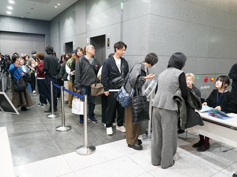 一般の方々も参加者らの舞台を観覧