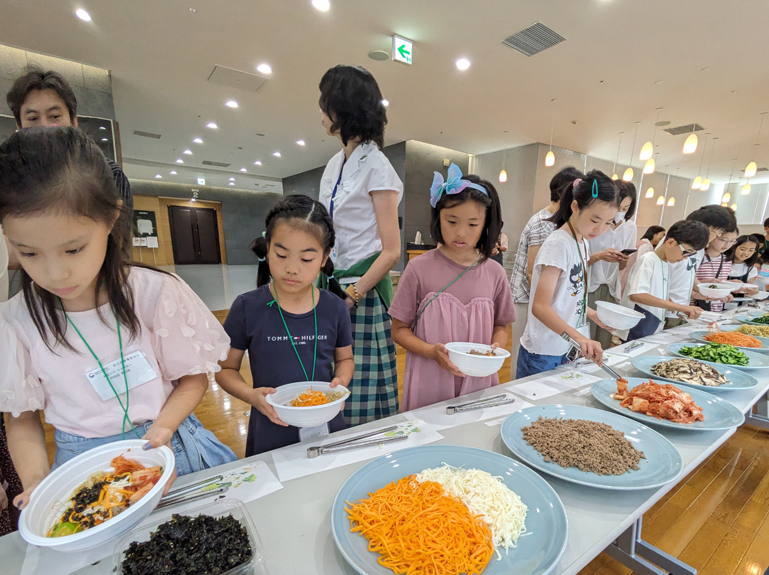 自分で材料を選ぶ子どもたち