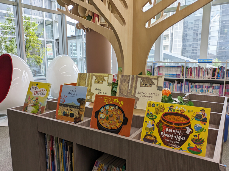 イベントに合わせて図書室では「韓国の食」をテーマにした本を展示。