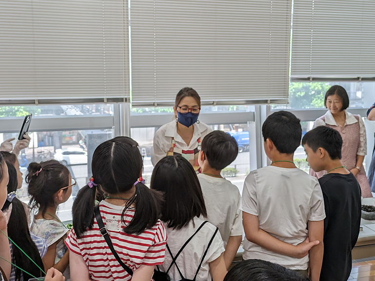 韓国料理講師の朴賢子先生の説明