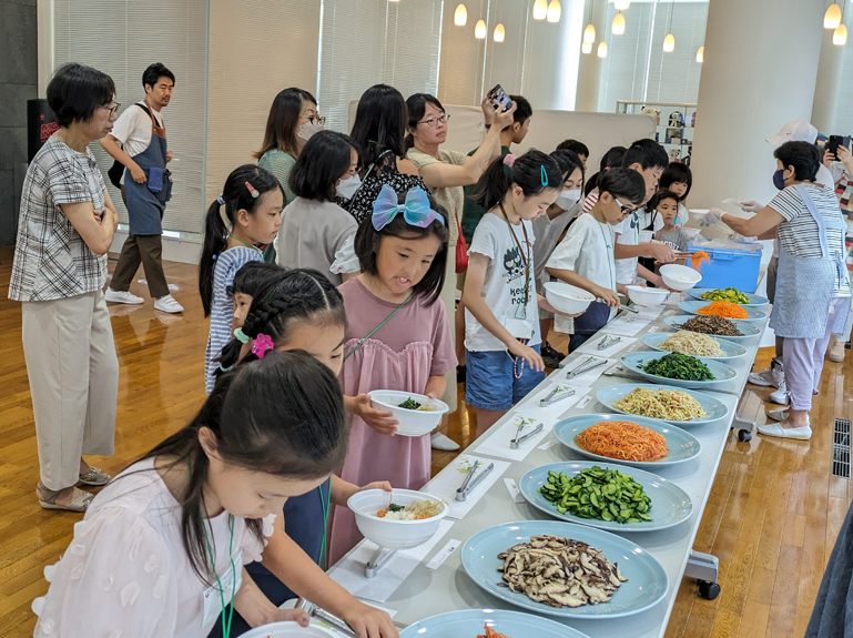 스스로 재료를 골라보는 아이들