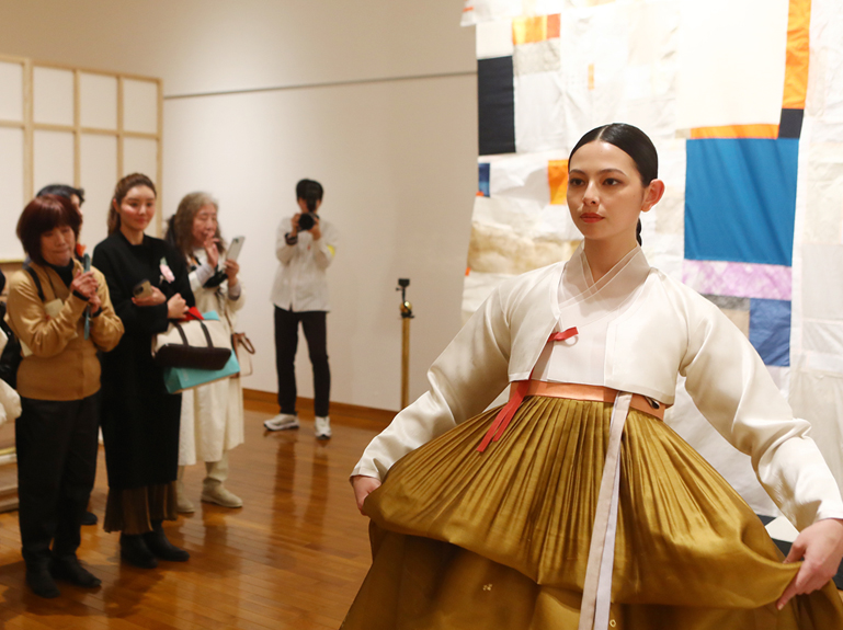 展示オープニングセレモニー「韓服ファッションショー」
