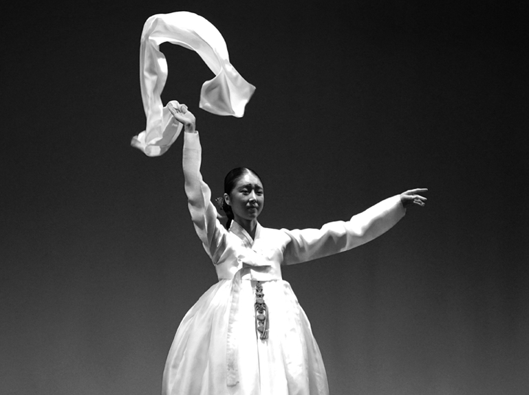 苦しみや悲しみを白い布に例えて表現する舞踊「サルプリ」