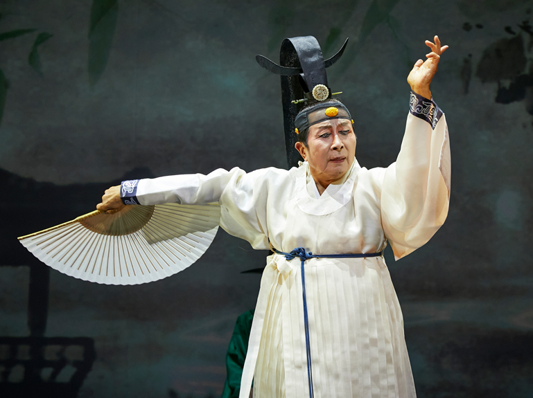 韓国側の舞台：舞「友楽」