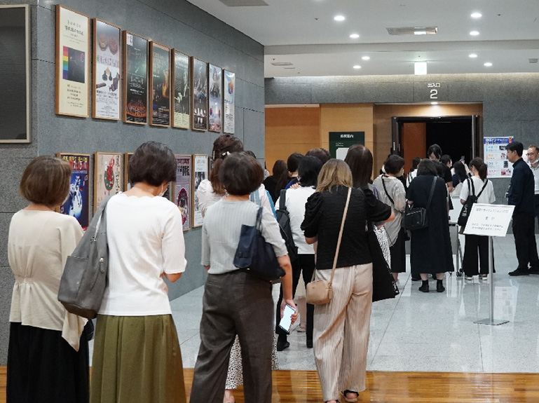 [東京都・四谷] 観覧者入場の様子