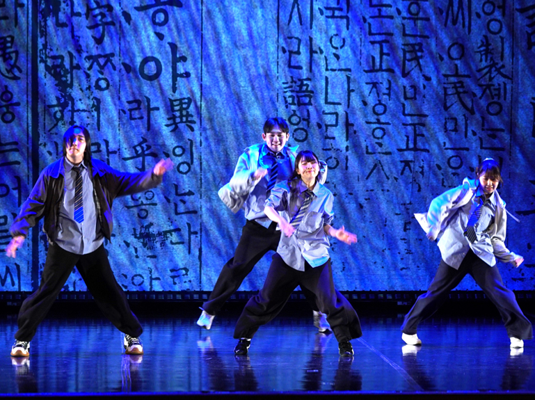 한국 써클 팀의 무대 발표