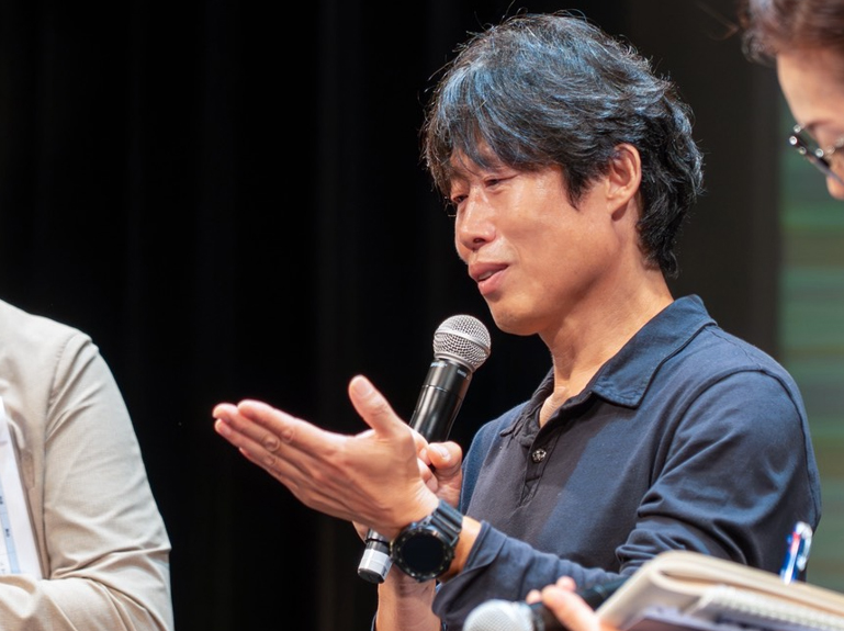 撮影のエピソードを紹介するユ・ヘジンさん