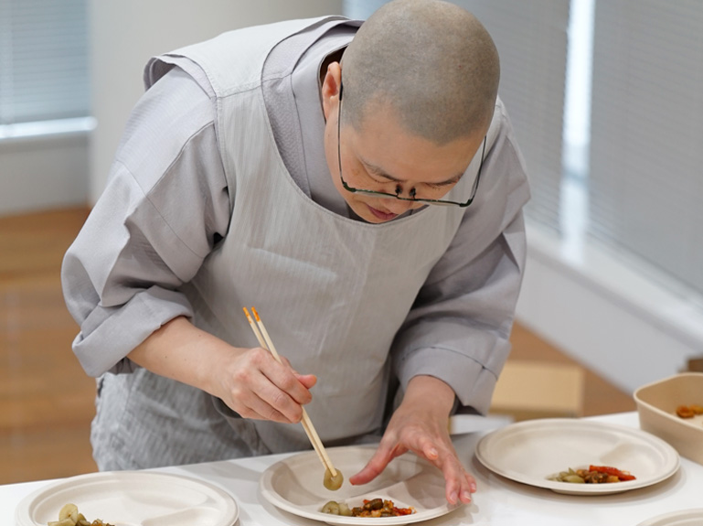 시연을 준비하시는 혜범 스님