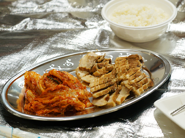 김치만들기 행사 후 김치와 수육을 함께 시식