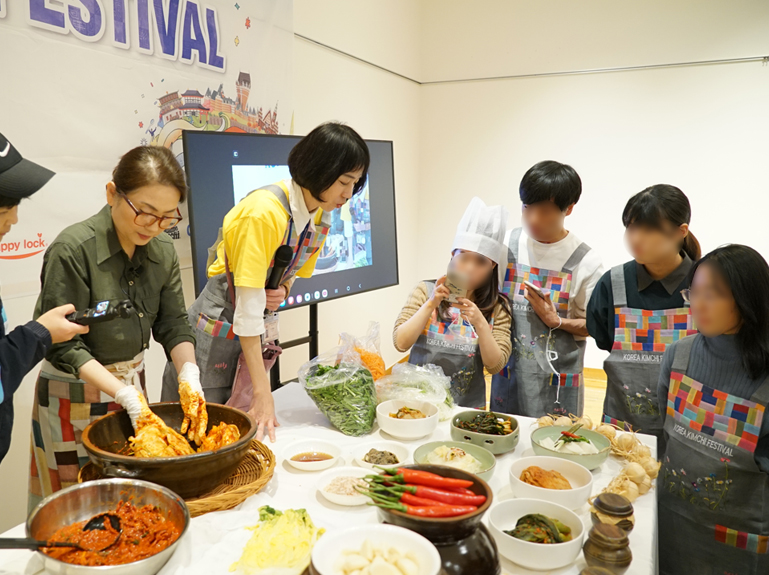 김치 만들기 시범