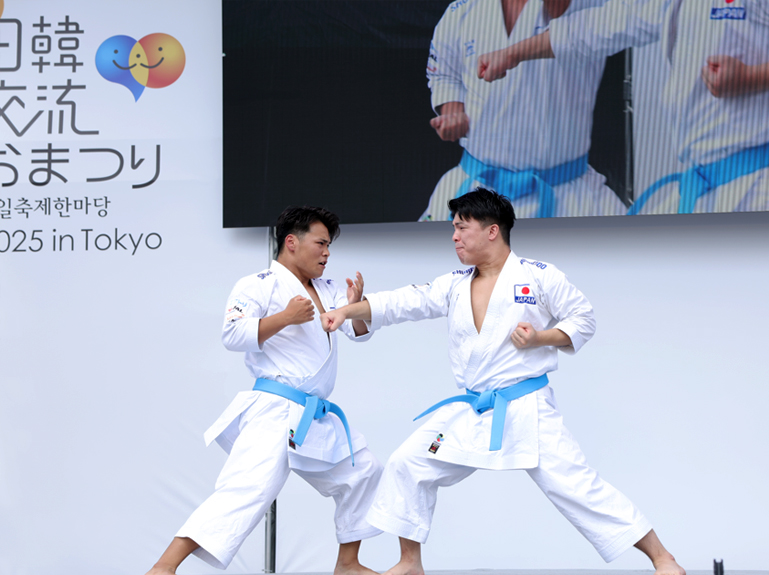 国士館大学空手道部の空手演武