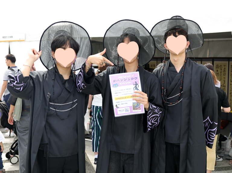話題の「KPOPガールズ! デーモン・ハンターズ」の衣装を試着