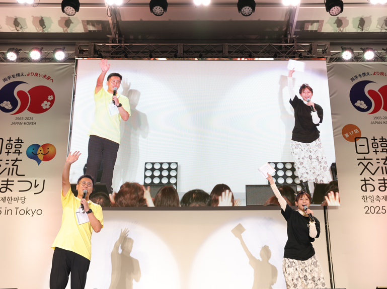 MCを務めた古家正亨さんとNICE73さん