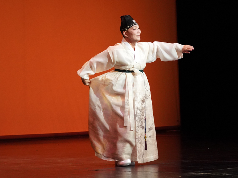 韓国の伝統舞踊「ミンサルプリ」の舞台