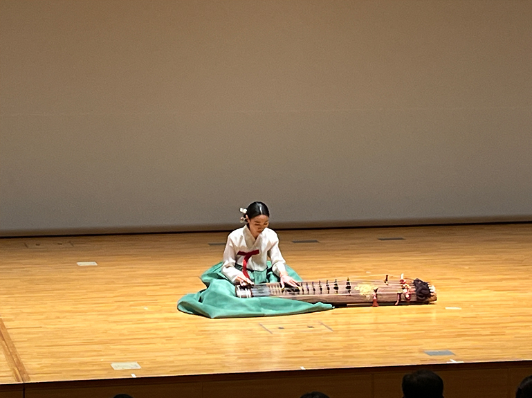 韓国の伝統楽器「コムンゴ」の演奏舞台