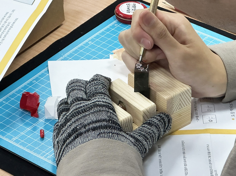 ハングルハンコづくりの様子
