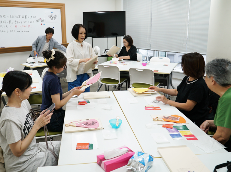 うちわ作り体験の様子
