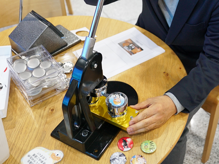 ウェブトゥーンのキャラクターでピンバッチ作り体験