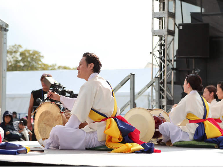 イ・チャンソプ 韓国伝統打楽器奏者の演奏 