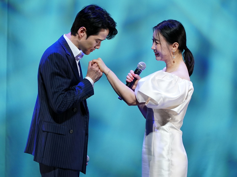 イ・ウニュルさんとイム・カンソンさんのデュエット