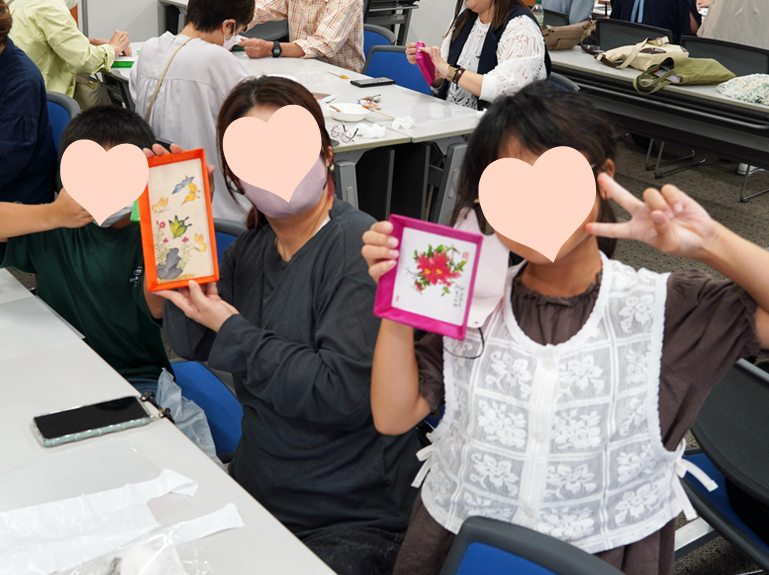 体験イベント：韓国工芸作りを体験する参加者