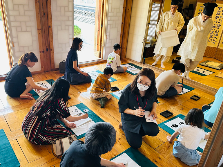 サランバンにて書道体験