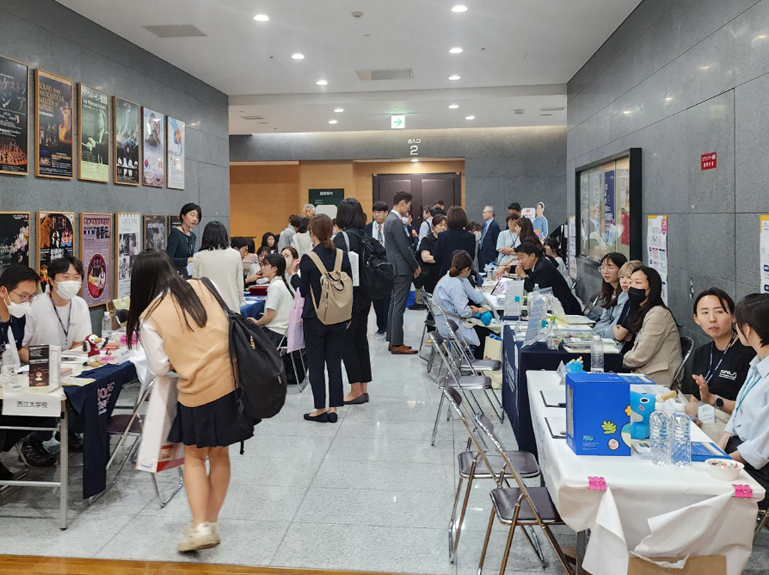 韓国留学博覧の様子