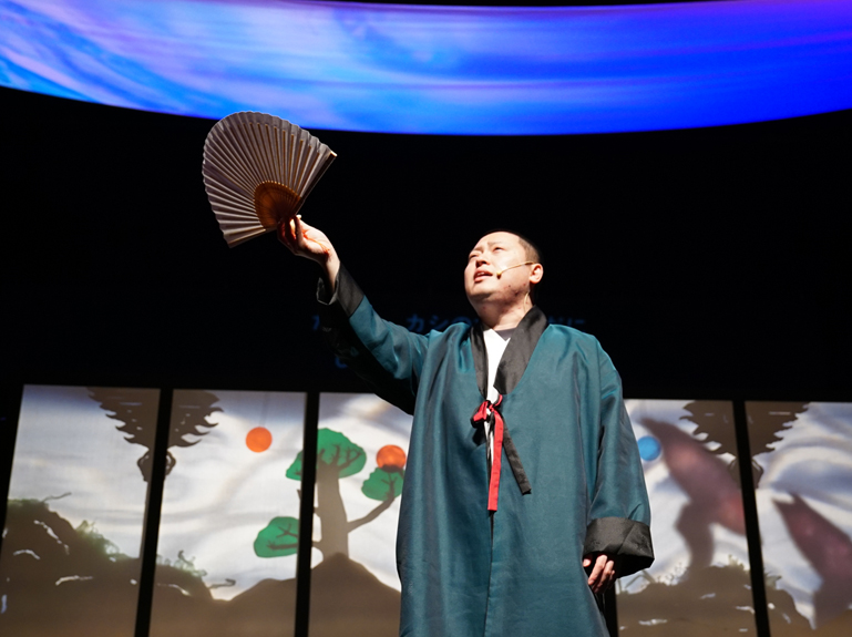 物語を語ったり、歌うソリクン（語り手）