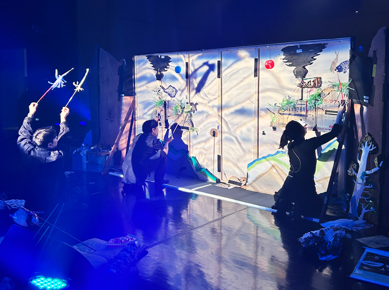 그림자를 연출하는 무대 뒷 풍경