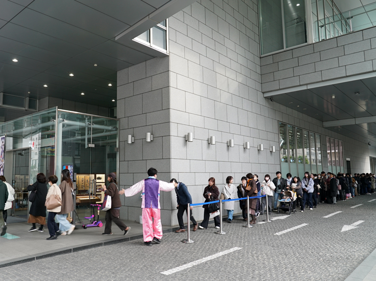 トックク試食を楽しみに待つ参加者の行列