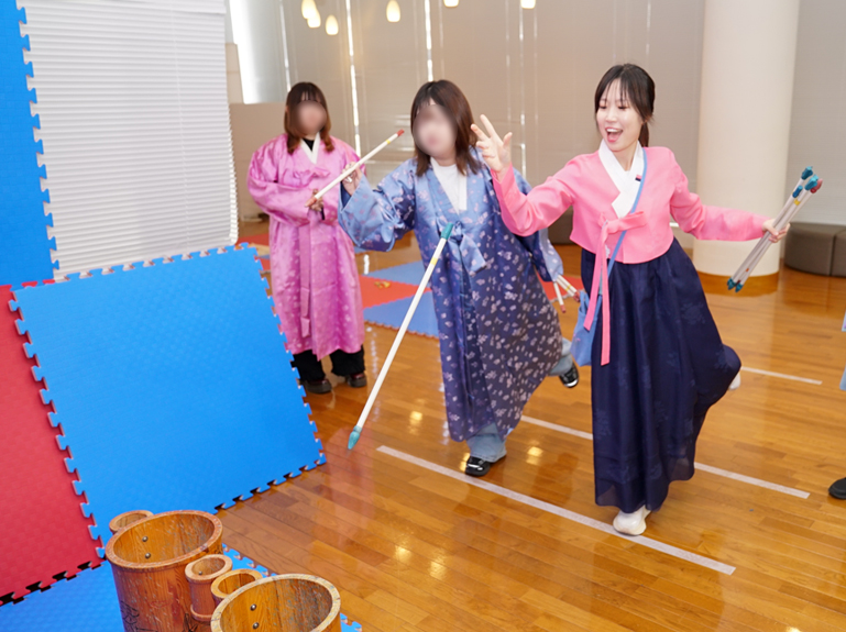 伝統遊び体験ー投壺（トゥホ－矢投げ）