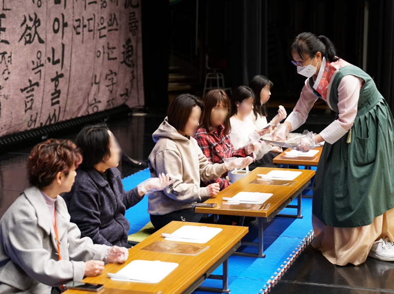 お正月の食べ物「トックク」に入れる餅「カレトク」を切る体験