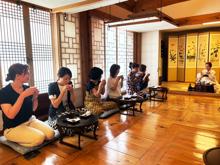 お茶を味合う参加者の皆様