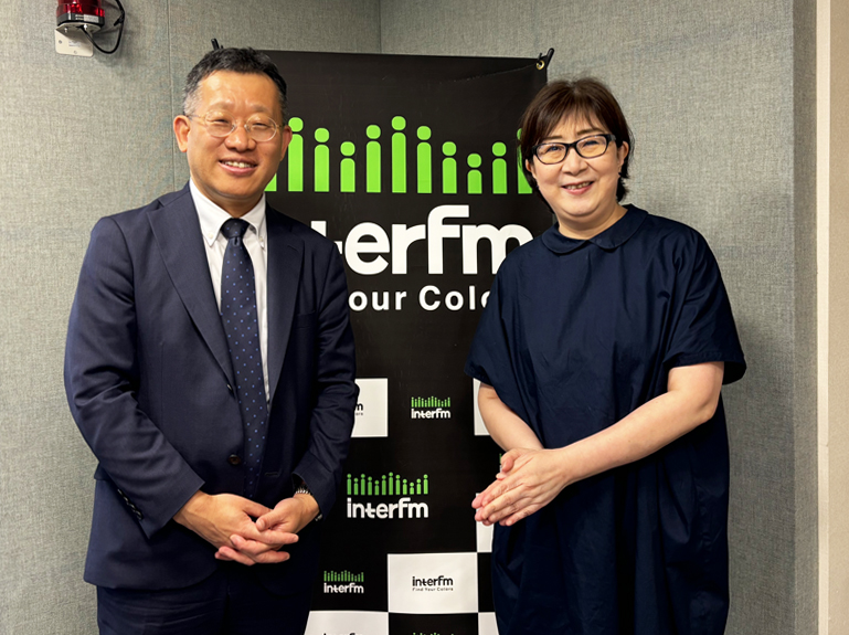 進行役の音楽評論家の関谷元子さん（右）と一緒に