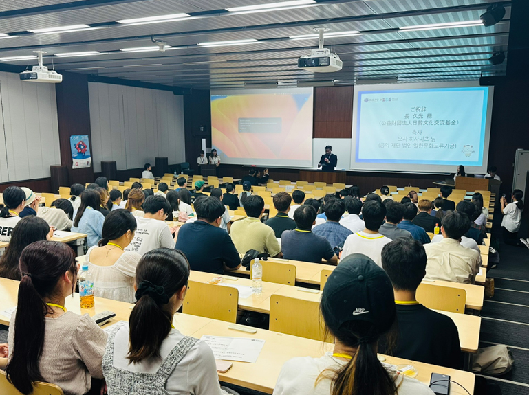 筑波大学東京キャンパスにて行われた開幕式にて祝辞を述べる孔炯植院長