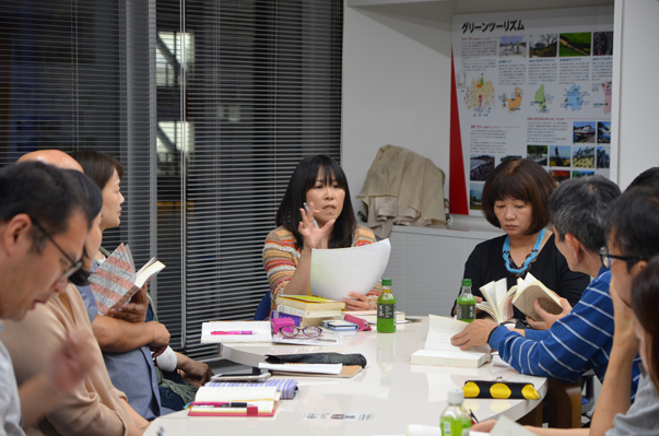 課題図書の原書について説明する古川さん