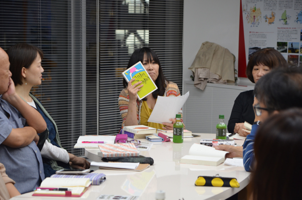 韓国の社会情勢を説明する古川さん