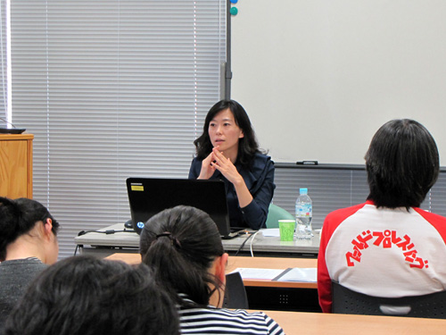 李ヒョンジュ（韓国国立国語院学芸研究官）先生の講義の様子