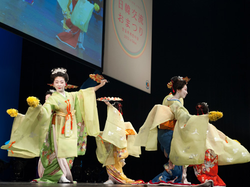 日本の「寿菊三番叟」は正月やお祝いの席で演じられる舞踊です。