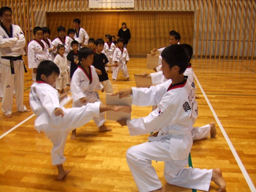 熊本の体験教室の様子。習った蹴りでカッコよく板割りに挑戦。
