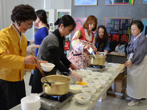 お正月の食べ物「トックク（雑煮）」試食