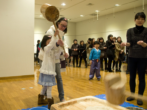 お餅つきは親子で参加された方が多かったです。