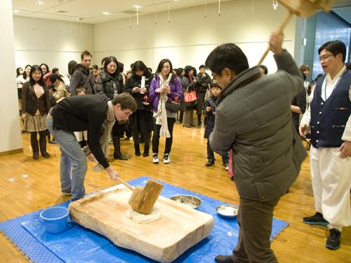 外国の留学生の方々も餅つきに参加。