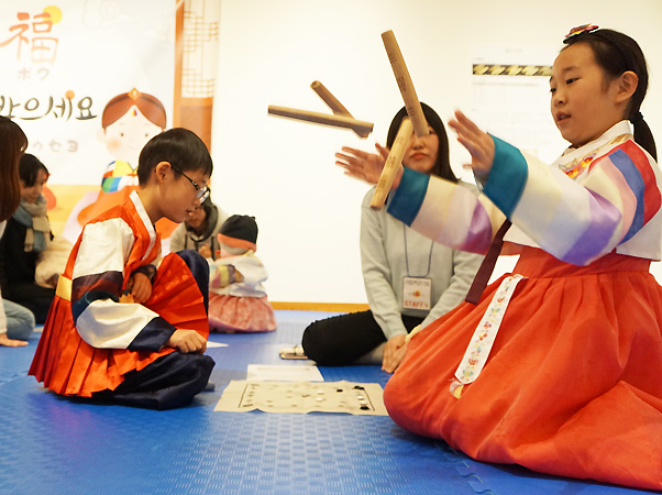 韓国伝統遊び、ユンノリを体験する子供たち