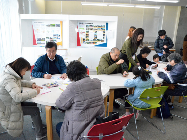 도서영상자료실에서 설날 안내 책자도 만들어 볼 수 있었습니다.