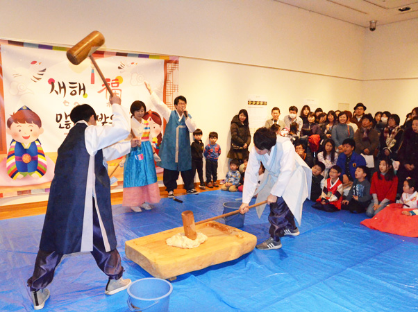 正月体験イベントのハイライトはお餅つき大会！