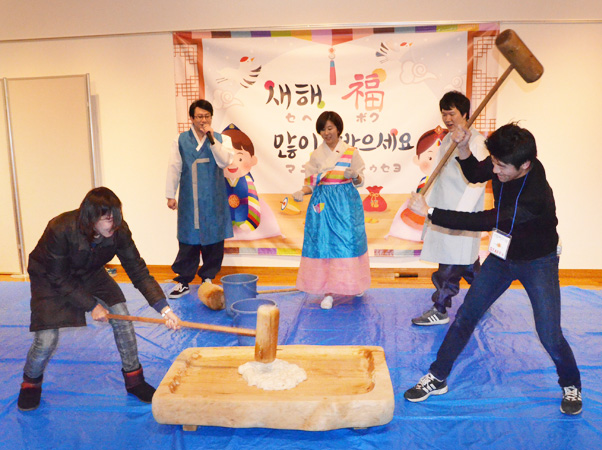 一般の方々もお餅つきに参加！